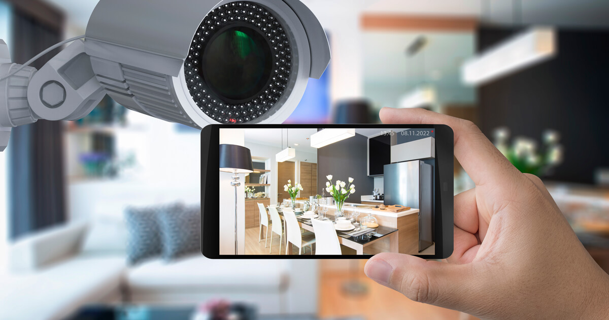 mano-che-tiene-il-cellulare-connesso-con-la-telecamera-di-sicurezza
