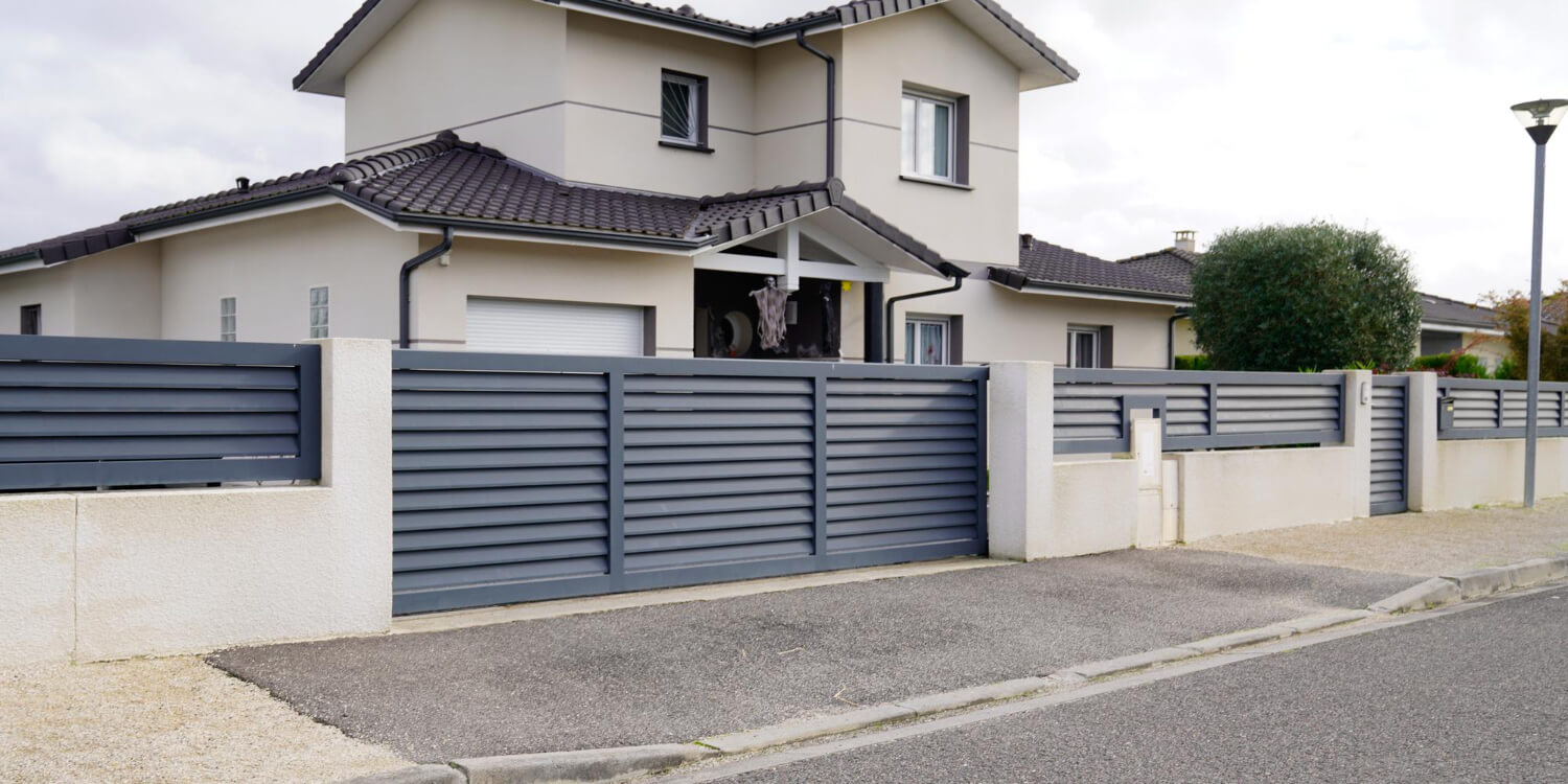 cancello-moderno-di-casa-bianca-a-due-piani-cancello-d-ingresso-carraio-garage-di-accesso-domestico-nel-sobborgo