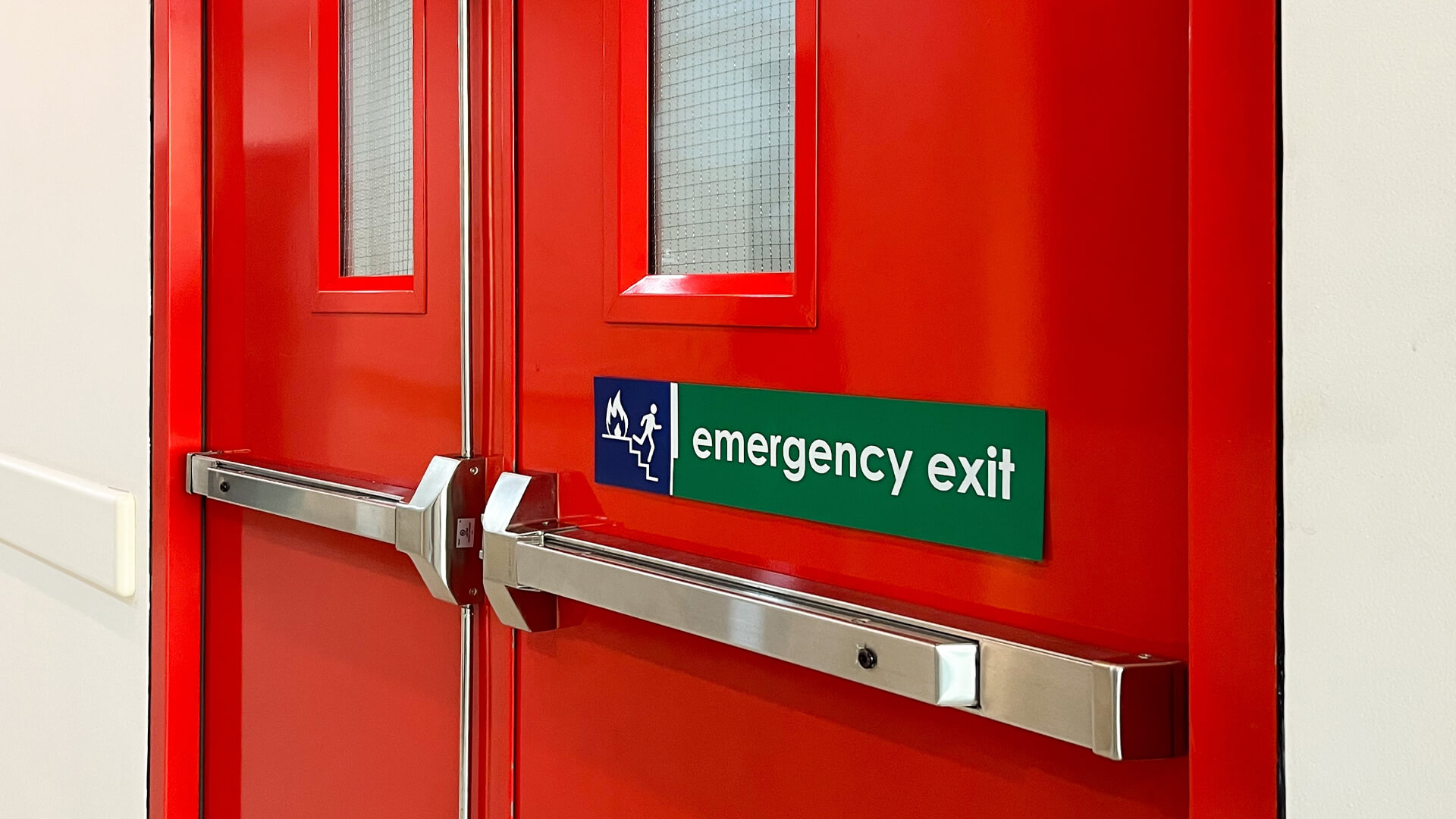 The,Acrylic,Sign,That,Says,Emergency,Exit,And,A,Picture